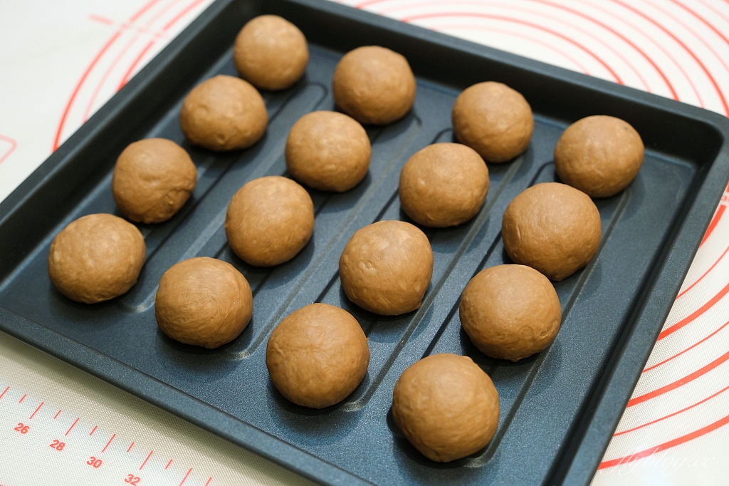 麵包食譜｜巧克力小餐包做法｜小朋友最愛的早餐麵包，烤過之後還會爆漿 @飛天璇的口袋