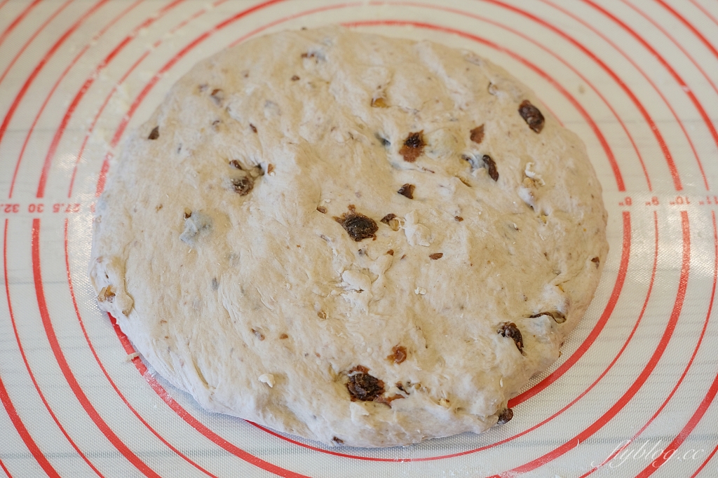 麵包食譜｜裸麥麵包做法｜麵包也可以吃得健康又營養，堅果葡萄裸麥麵包食譜分享 @飛天璇的口袋