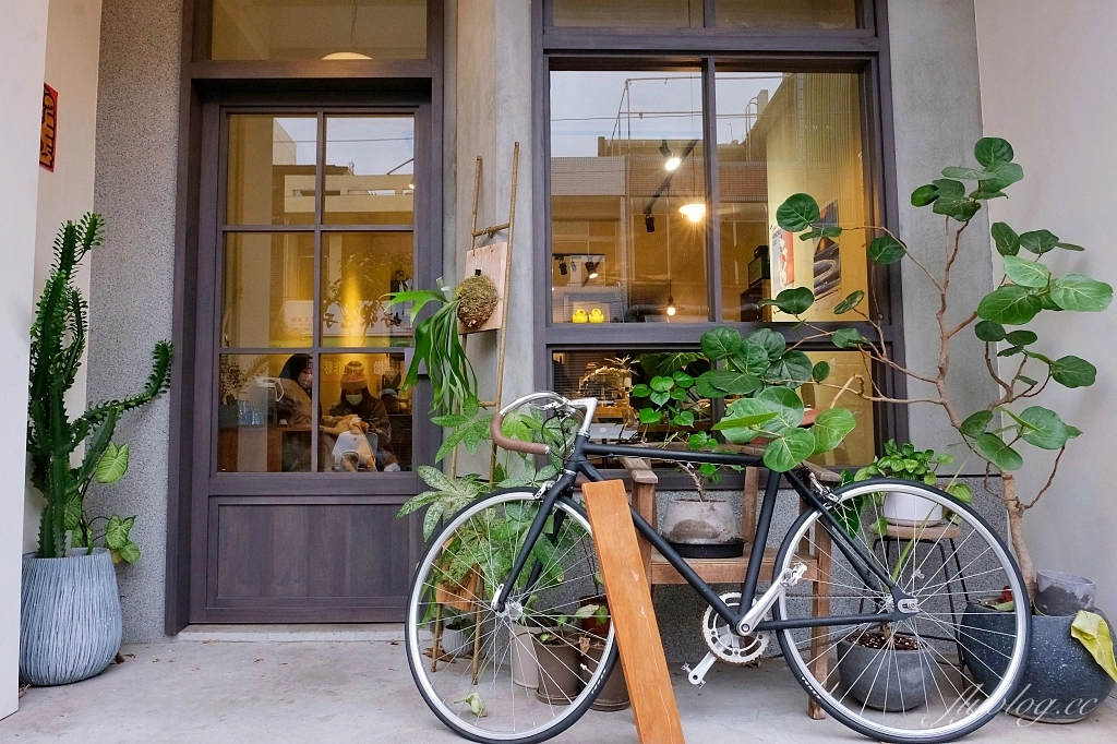 新竹竹北｜abrazamoslavida cafe 歲月靜好咖啡館，享受閒逸的空間，美味的自製甜點和手沖咖啡 @飛天璇的口袋