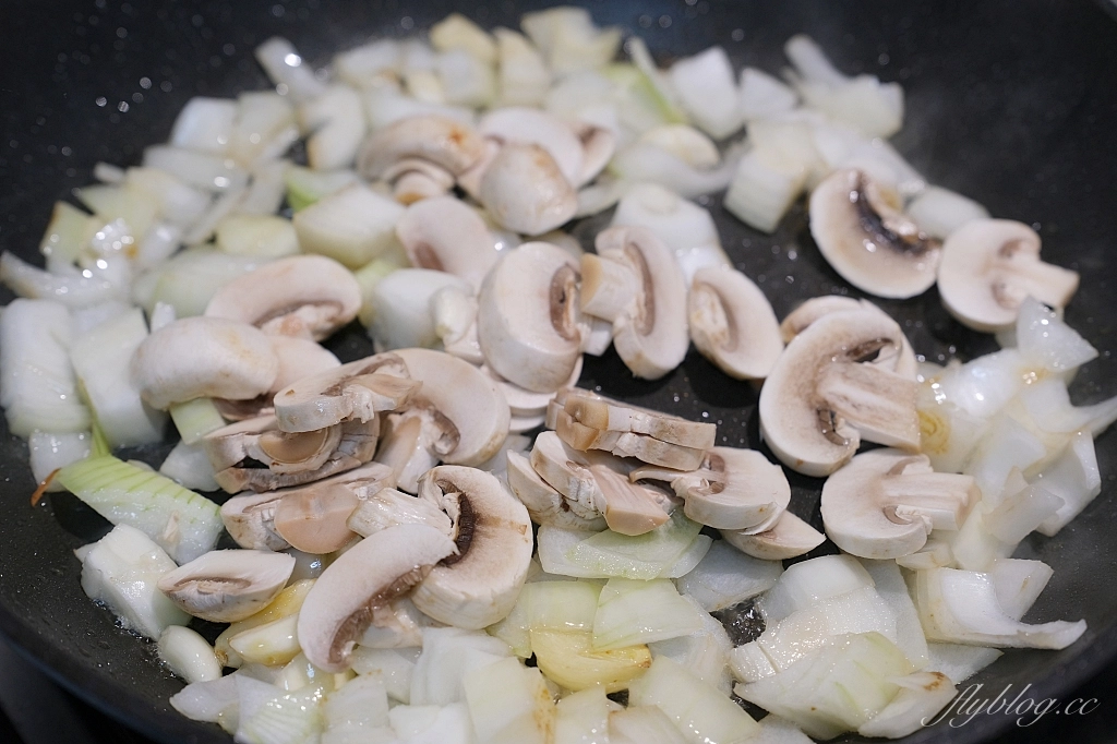 拿坡里義大利麵做法｜你也被日劇First Love初戀燒到嗎？主角最愛吃的拿坡里義大麵這麼做 @飛天璇的口袋