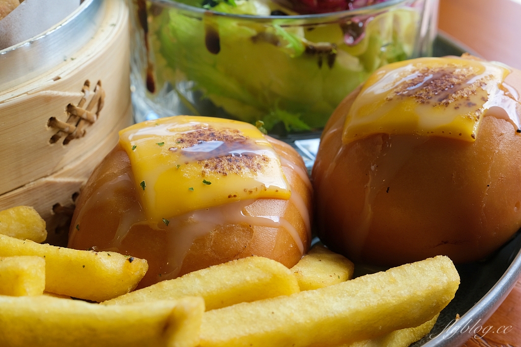 台中南區｜慕泥灰咖啡文創店，食材用心擺盤有點可愛，必吃炸饅頭 @飛天璇的口袋