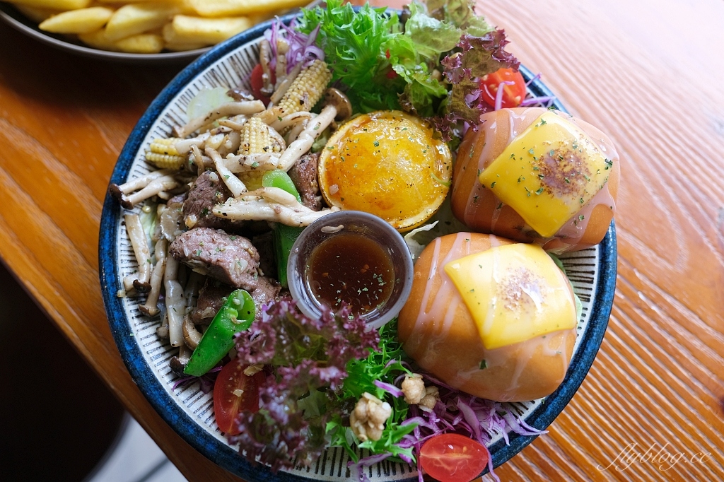 台中南區｜慕泥灰咖啡文創店，食材用心擺盤有點可愛，必吃炸饅頭 @飛天璇的口袋