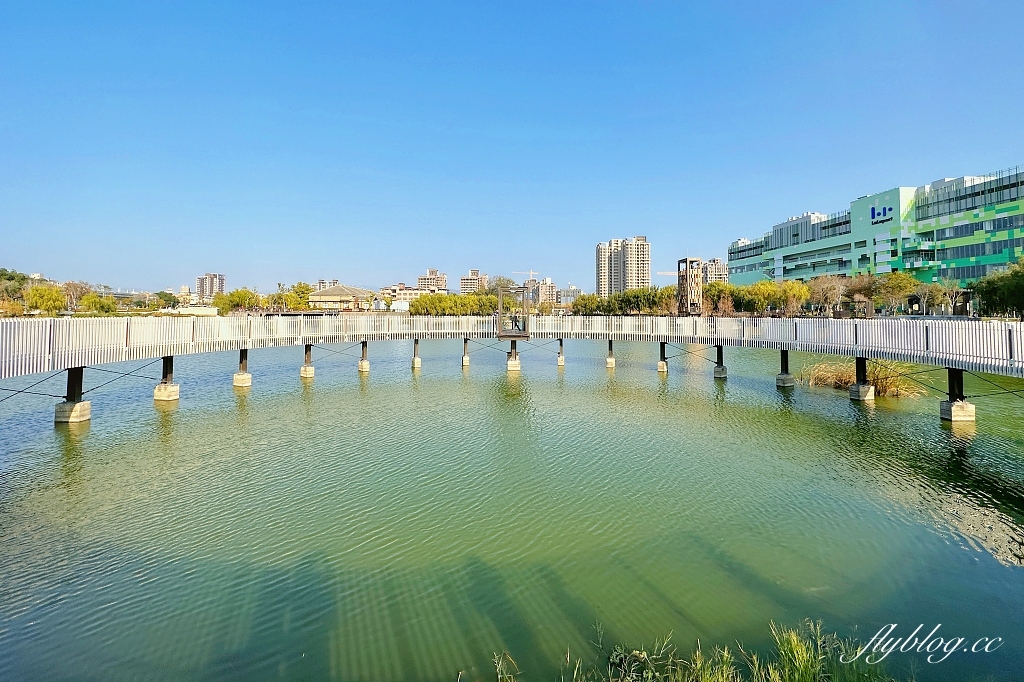 台中東區｜湧泉公園．帝國製糖廠6公頃湖濱公園，歷史古蹟變得很悠閒 @飛天璇的口袋