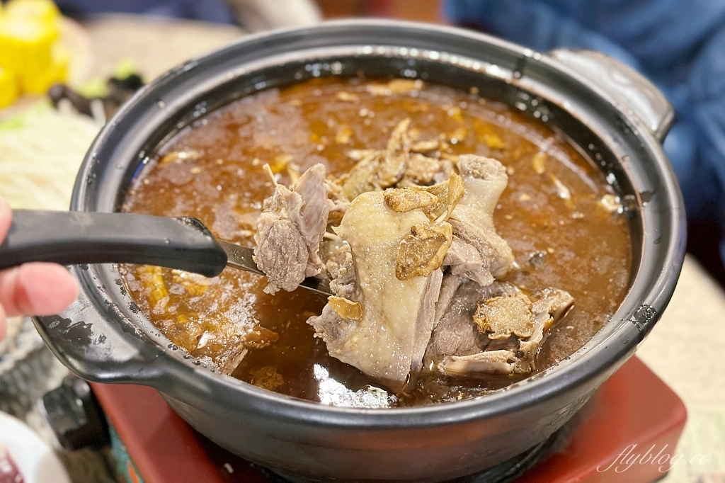 台中南區｜藝品薑母鴨．陶鍋煮的古早味薑母鴨，白甘蔗熬煮的湯頭超清甜 @飛天璇的口袋