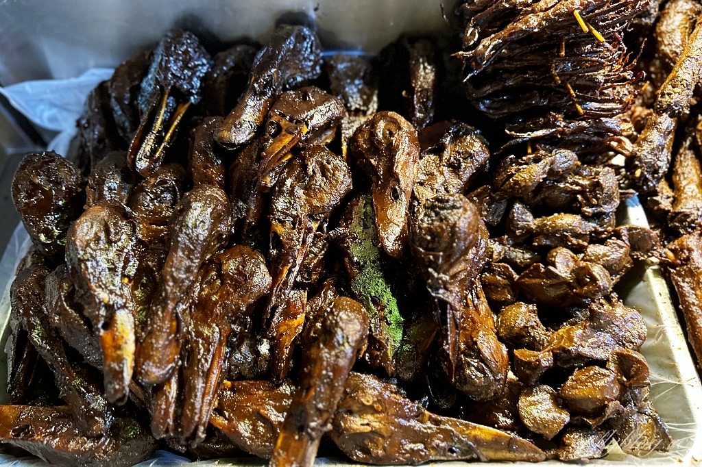 台中南屯｜大肥鴨東山鴨頭．Google 4.8顆星總站夜市美食，各大夜市人氣東山鴨頭 @飛天璇的口袋