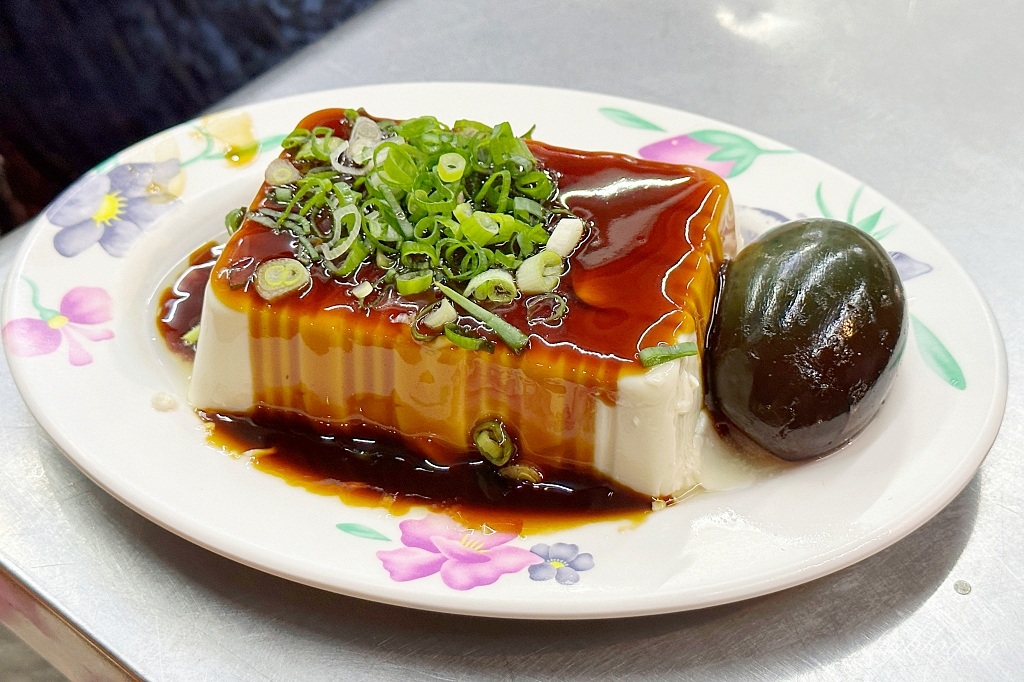 桃園中壢｜高雄海產粥｜中壢夜市旁的宵夜場美食，海產粥、雞滷飯和臭豆腐都吃的到 @飛天璇的口袋