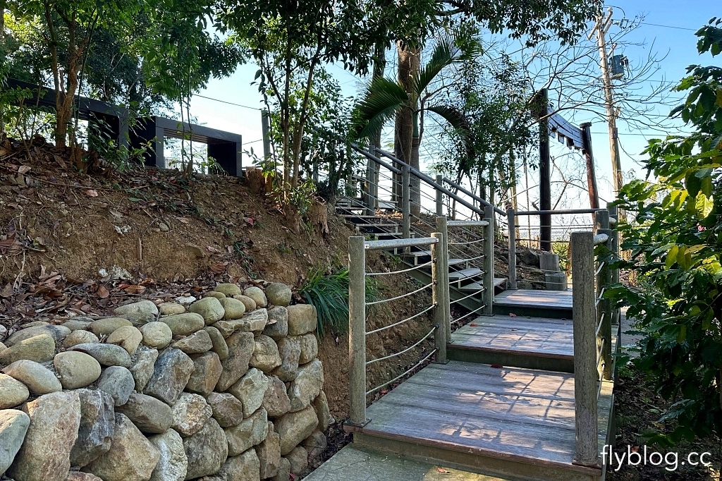台中后里｜鳳凰山步道．沿路許多涼亭和觀景台，路線好走又有林蔭遮敝 @飛天璇的口袋