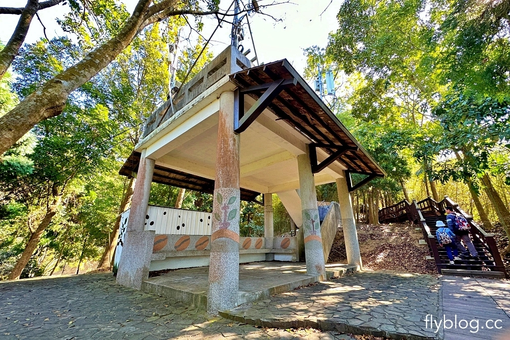 台中后里｜鳳凰山步道．沿路許多涼亭和觀景台，路線好走又有林蔭遮敝 @飛天璇的口袋