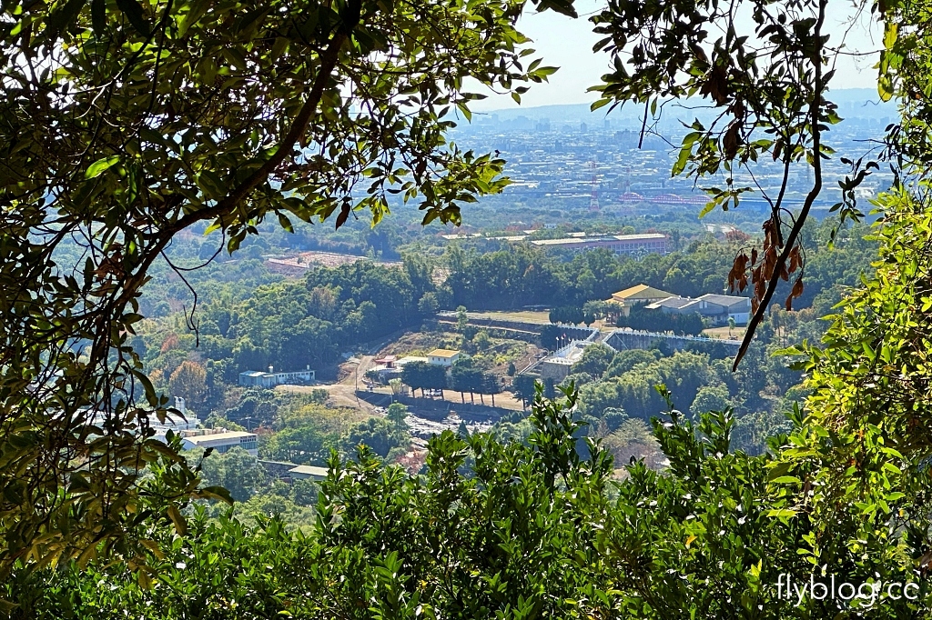 台中后里｜鳳凰山步道．沿路許多涼亭和觀景台，路線好走又有林蔭遮敝 @飛天璇的口袋