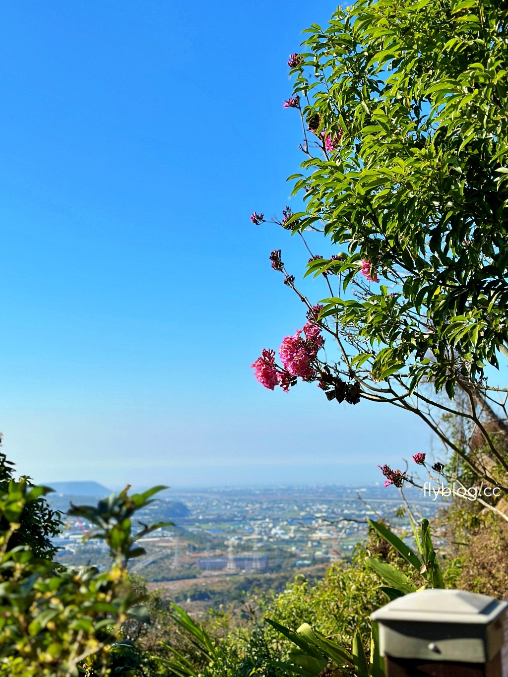 台中后里｜鳳凰山步道．沿路許多涼亭和觀景台，路線好走又有林蔭遮敝 @飛天璇的口袋