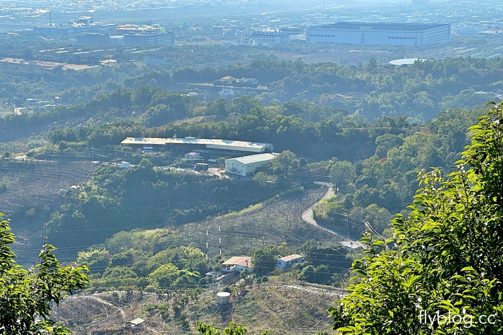 台中后里｜鳳凰山步道．沿路許多涼亭和觀景台，路線好走又有林蔭遮敝 @飛天璇的口袋