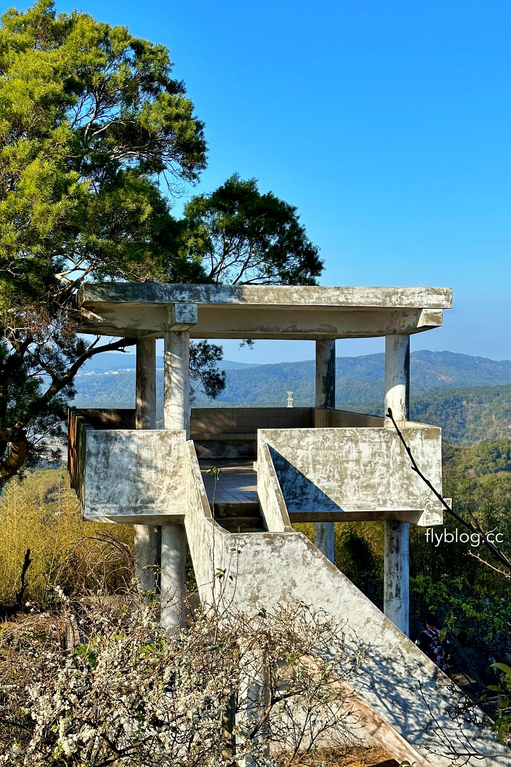 台中后里｜鳳凰山步道．沿路許多涼亭和觀景台，路線好走又有林蔭遮敝 @飛天璇的口袋