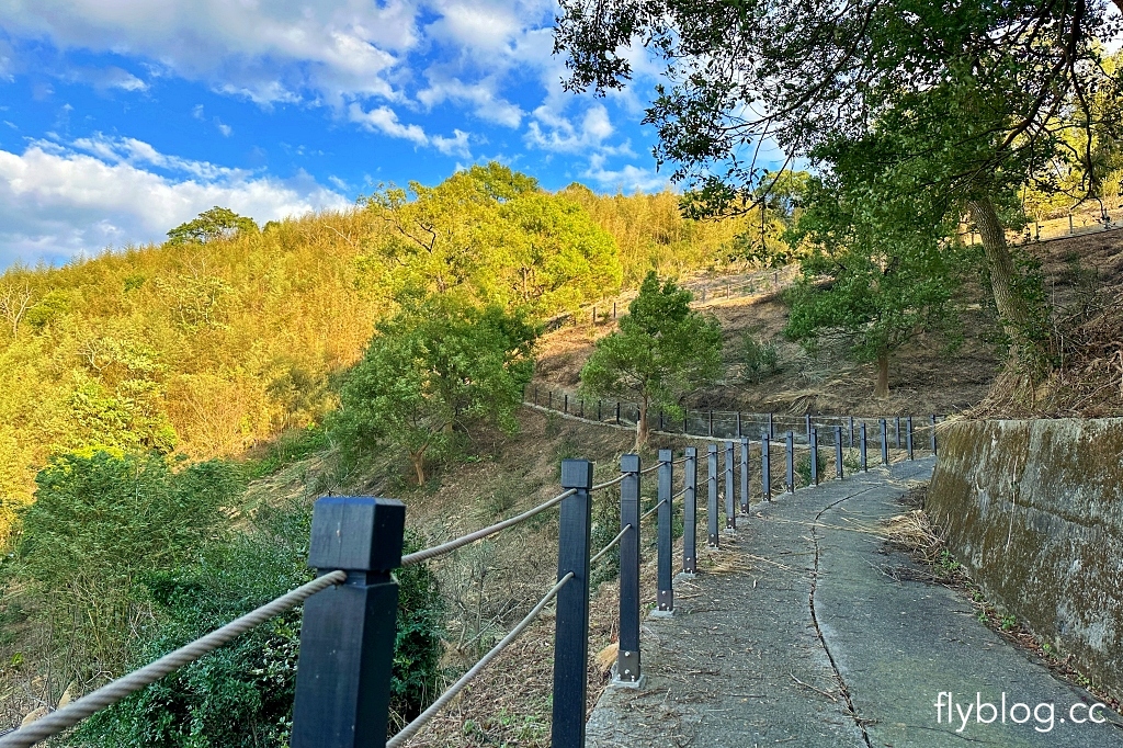 台中后里｜鳳凰山步道．沿路許多涼亭和觀景台，路線好走又有林蔭遮敝 @飛天璇的口袋