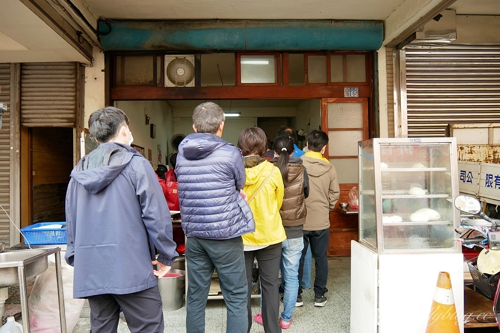新竹東區｜鳳英豆漿店｜新竹最接地氣的傳統早餐，現撖小籠包和蛋餅必點 @飛天璇的口袋