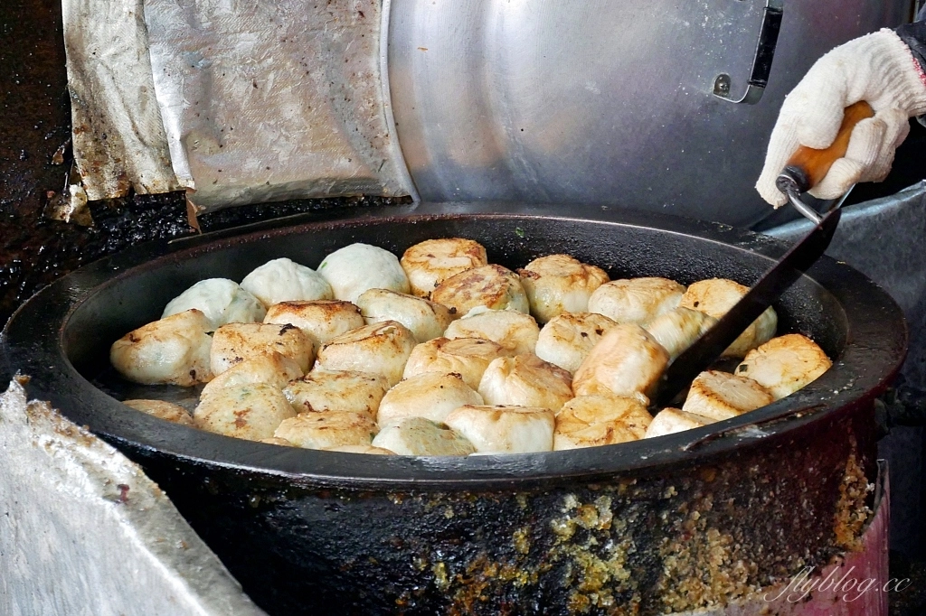 新竹東區｜鳳英豆漿店｜新竹最接地氣的傳統早餐，現撖小籠包和蛋餅必點 @飛天璇的口袋