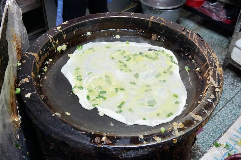 新竹東區｜鳳英豆漿店｜新竹最接地氣的傳統早餐，現撖小籠包和蛋餅必點 @飛天璇的口袋