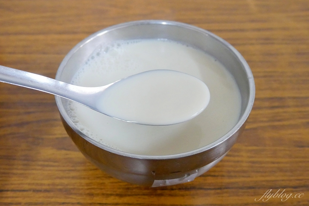 新竹東區｜鳳英豆漿店｜新竹最接地氣的傳統早餐，現撖小籠包和蛋餅必點 @飛天璇的口袋