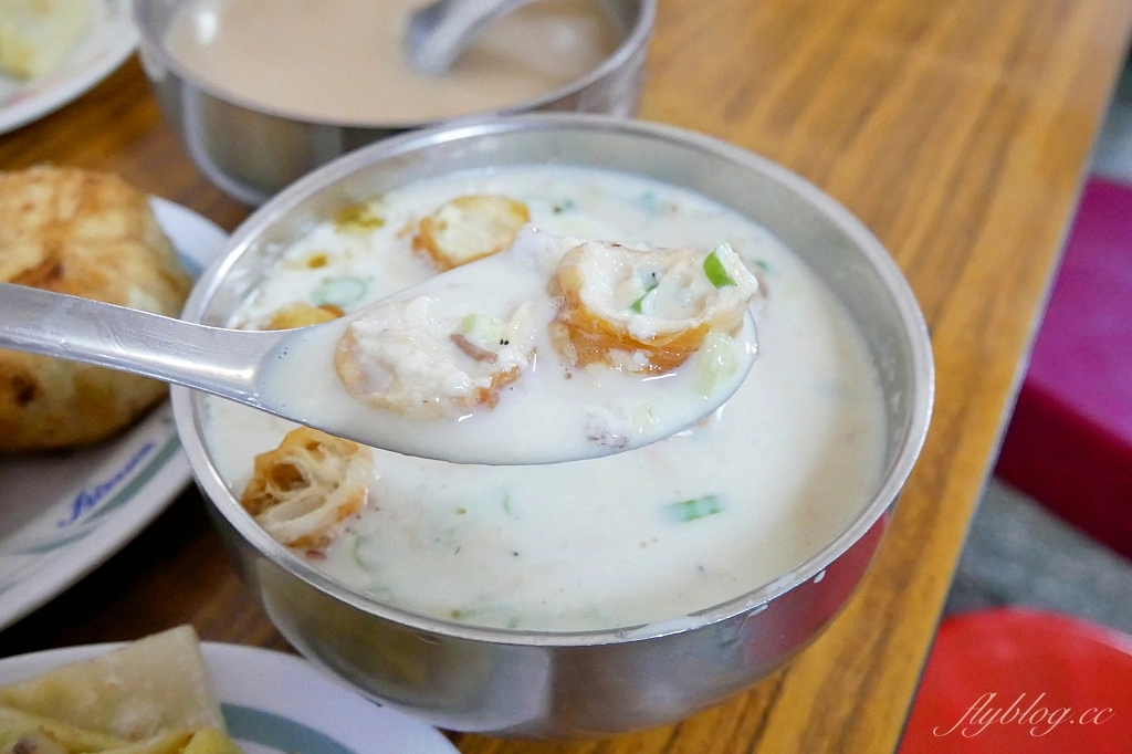 新竹東區｜鳳英豆漿店｜新竹最接地氣的傳統早餐，現撖小籠包和蛋餅必點 @飛天璇的口袋