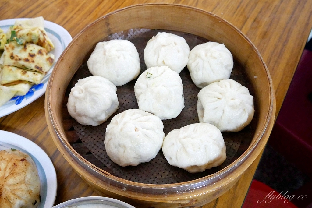 新竹東區｜鳳英豆漿店｜新竹最接地氣的傳統早餐，現撖小籠包和蛋餅必點 @飛天璇的口袋