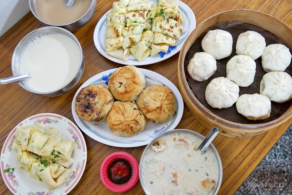 新竹東區｜鳳英豆漿店｜新竹最接地氣的傳統早餐，現撖小籠包和蛋餅必點 @飛天璇的口袋