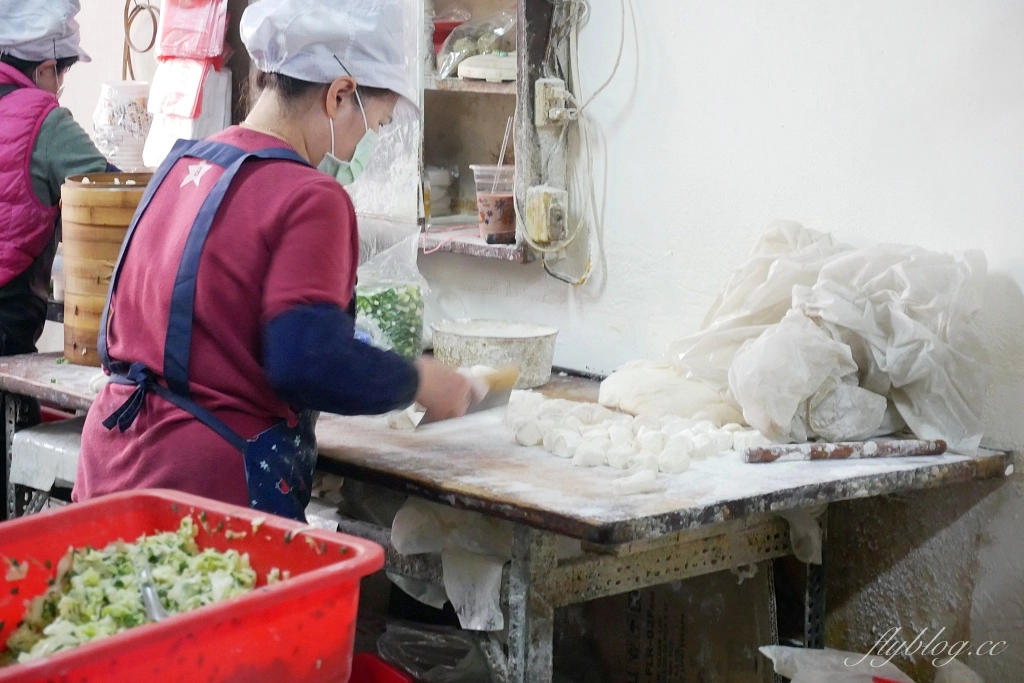 新竹東區｜鳳英豆漿店｜新竹最接地氣的傳統早餐，現撖小籠包和蛋餅必點 @飛天璇的口袋