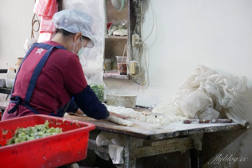 新竹東區｜鳳英豆漿店｜新竹最接地氣的傳統早餐，現撖小籠包和蛋餅必點 @飛天璇的口袋