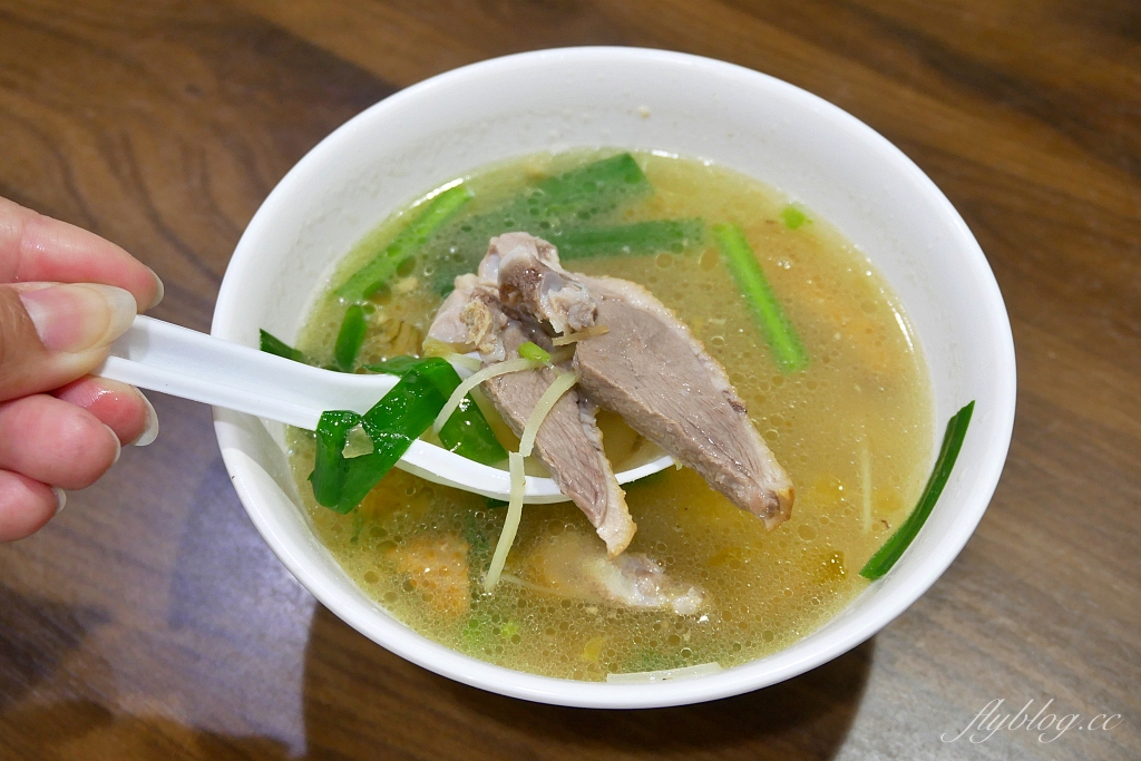 新竹東區｜廟口鴨香飯｜新竹城隍廟超人氣銅板美食，多家媒體相繼報導鴨香飯 @飛天璇的口袋