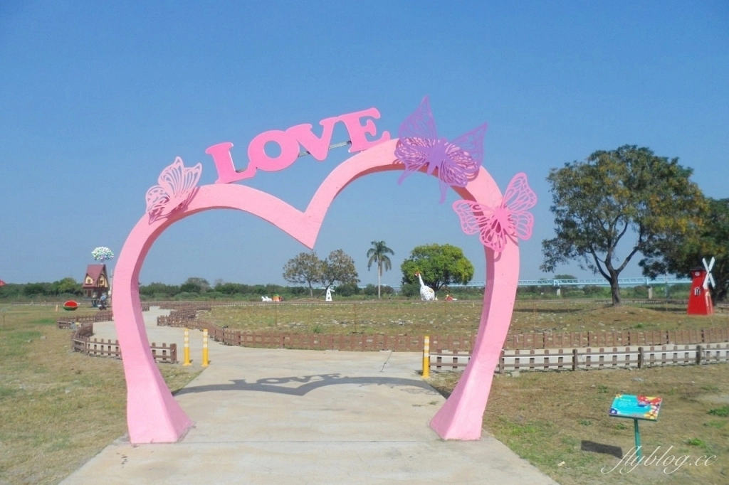 西螺蝴蝶公園｜西螺大橋下的裝置藝術，可愛的卡通天外奇蹟氣球屋 @飛天璇的口袋