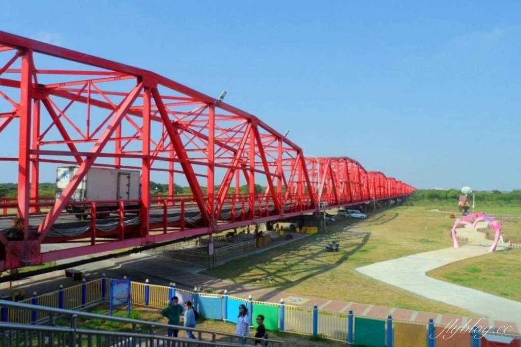 西螺蝴蝶公園｜西螺大橋下的裝置藝術，可愛的卡通天外奇蹟氣球屋 @飛天璇的口袋