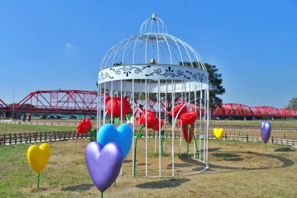 西螺蝴蝶公園|西螺大橋下的裝置藝術,可愛的卡通天外奇蹟氣球屋 @飛天璇的口袋 西螺蝴蝶公園|西螺大橋下的裝置藝術,可愛的卡通天外奇蹟氣球屋 @飛天璇的口袋