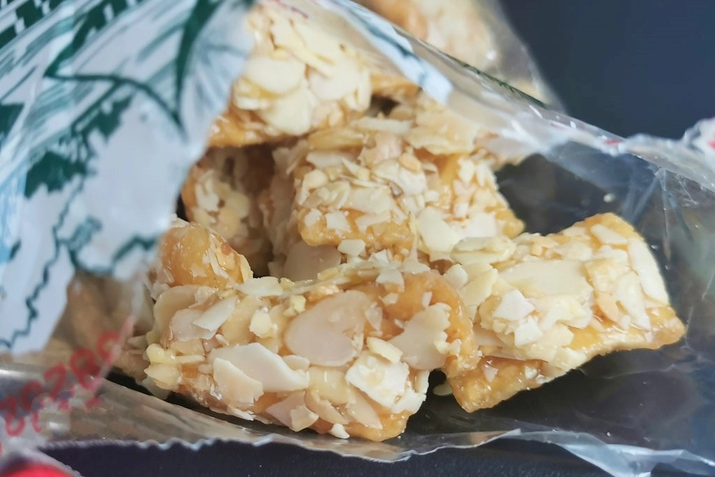 台中西區｜今日蜜麻花之家，台中知名伴手禮，蜜麻花杏仁香片都好吃 @飛天璇的口袋