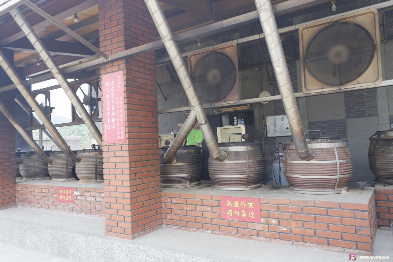 宜蘭蘇澳｜番割田甕缸雞，柴火烤的甕缸雞外皮酥脆內餡多汁，在地人都推薦吃這一家 @飛天璇的口袋