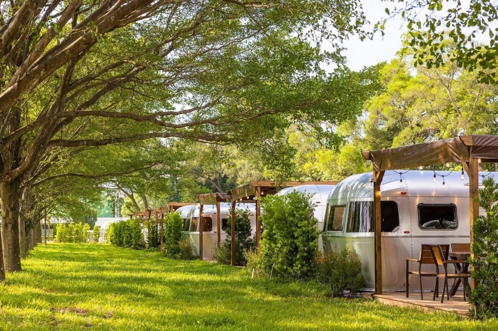 桃園龍潭｜朋趣Bon Chill Glamping．一泊四食豪華露營車，小孩子玩瘋的遊樂場 @飛天璇的口袋