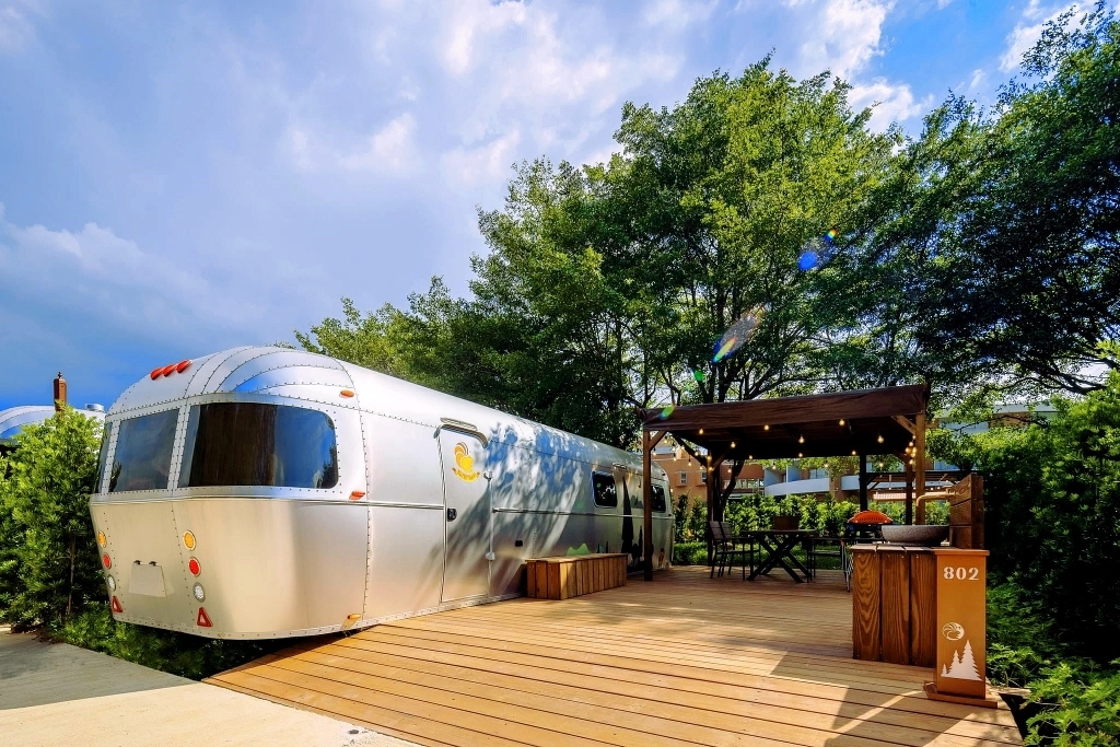 桃園龍潭｜朋趣Bon Chill Glamping．一泊四食豪華露營車，小孩子玩瘋的遊樂場 @飛天璇的口袋