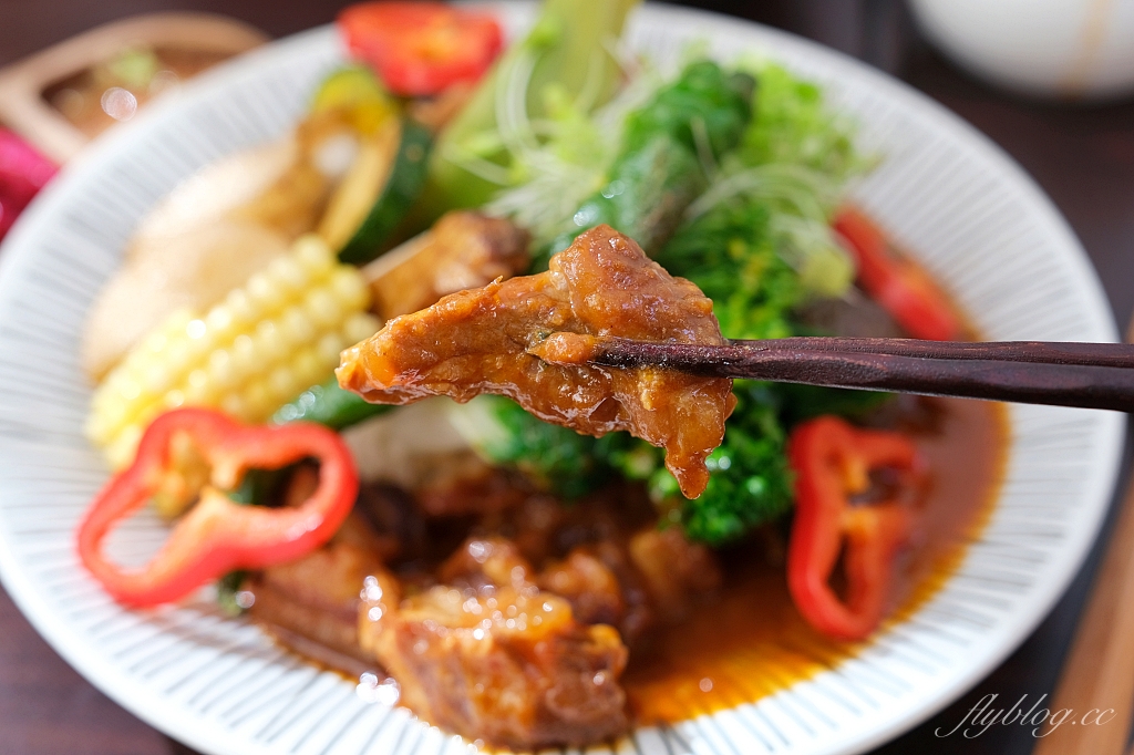 台中西區｜溪木Simmogu Cuisine．綠意擁蔟的玻璃屋建築，超有水準的台菜創意餐廳 @飛天璇的口袋