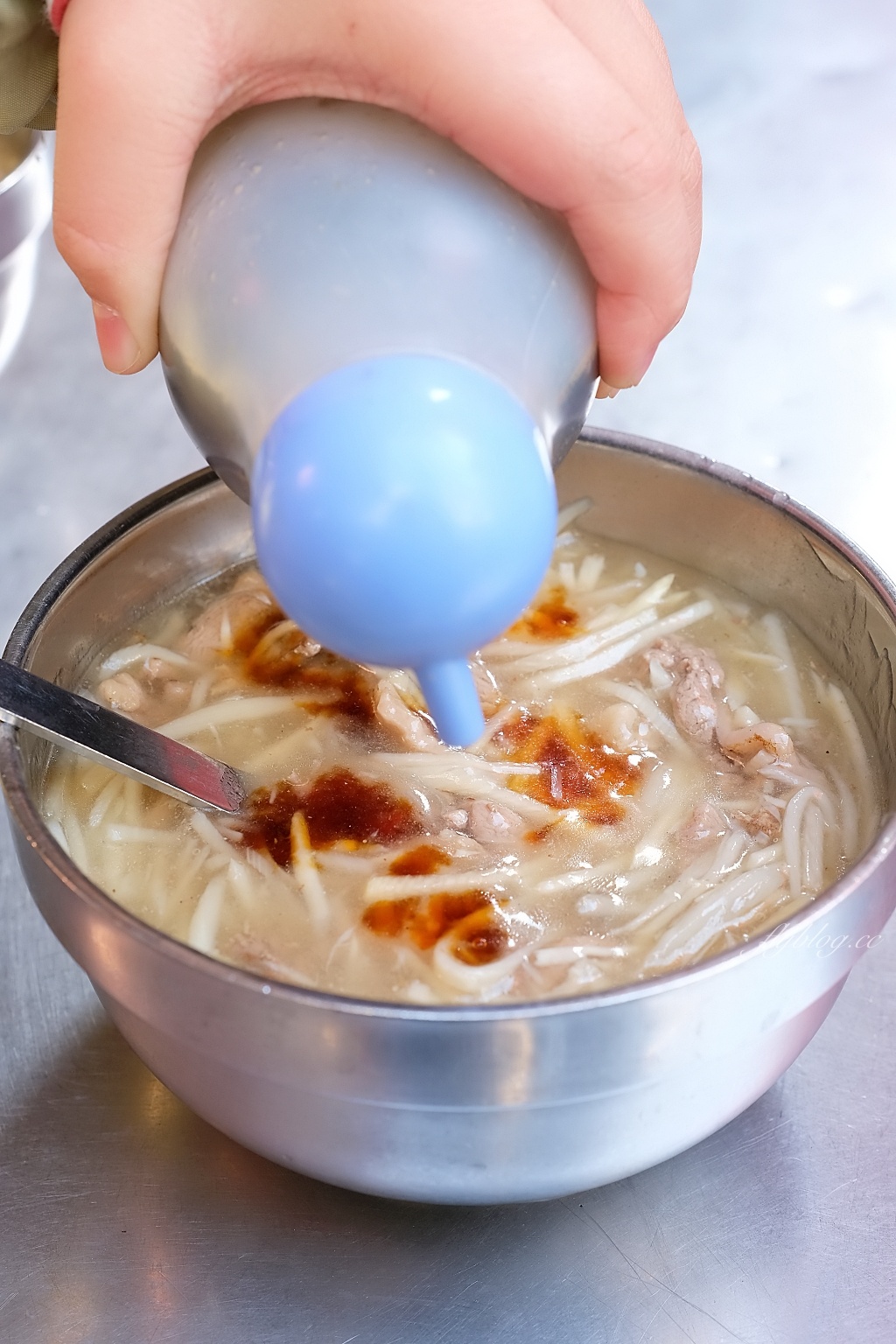 嘉義新港｜新港生炒鴨肉羹，奉天宮必吃排隊美食，一碗45元的銅版美食 @飛天璇的口袋