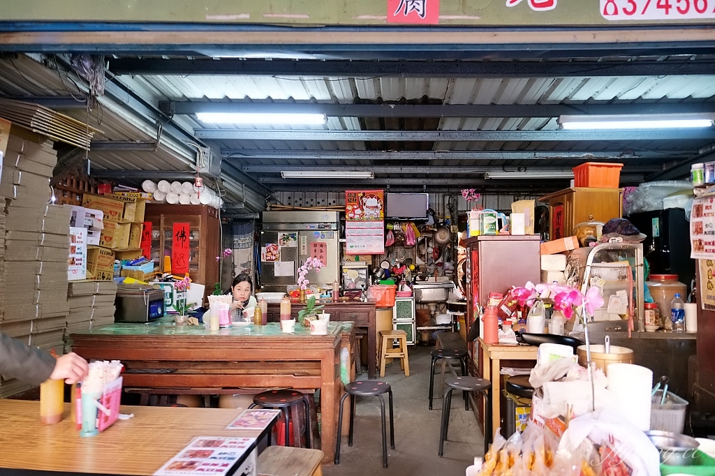 嘉義新港｜新港大樹下古早味臭豆腐，草本自然發酵，飄香一甲子的醬汁 @飛天璇的口袋