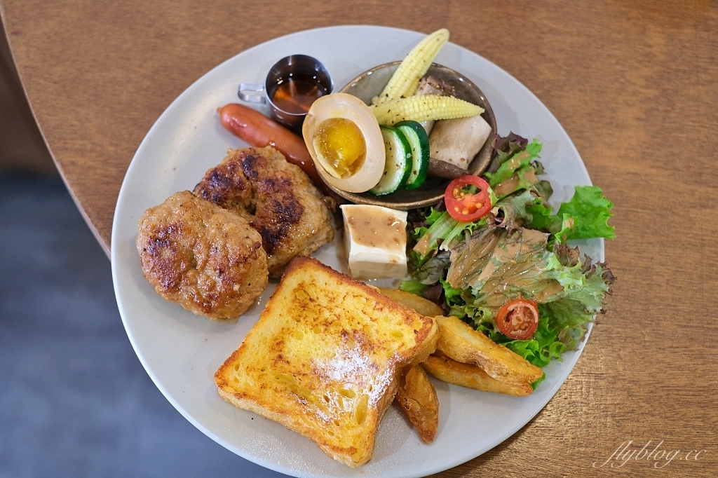 台中西區｜凡日 bread & meal，充滿文青風的老宅早午餐，還有季節限定草莓甜點 @飛天璇的口袋