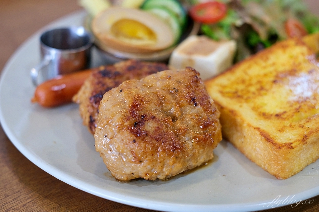 台中西區｜凡日 bread & meal，充滿文青風的老宅早午餐，還有季節限定草莓甜點 @飛天璇的口袋