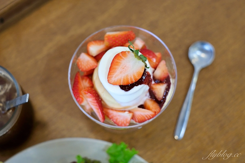 台中西區｜凡日 bread & meal，充滿文青風的老宅早午餐，還有季節限定草莓甜點 @飛天璇的口袋