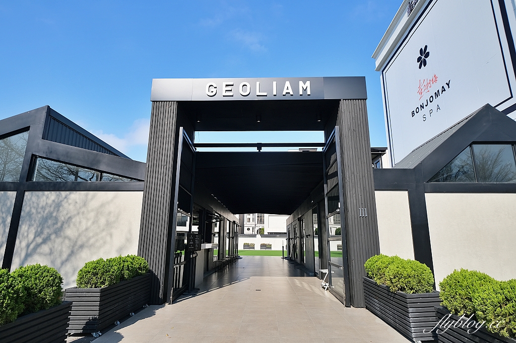 台中西屯｜GEOLIAM 門門，大片草皮的野餐風網美咖啡館，面對整排西屯豪宅歐式建築 @飛天璇的口袋