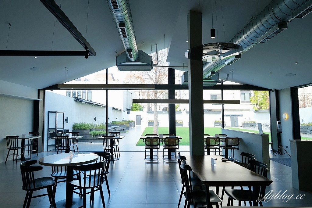 台中西屯｜GEOLIAM 門門，大片草皮的野餐風網美咖啡館，面對整排西屯豪宅歐式建築 @飛天璇的口袋