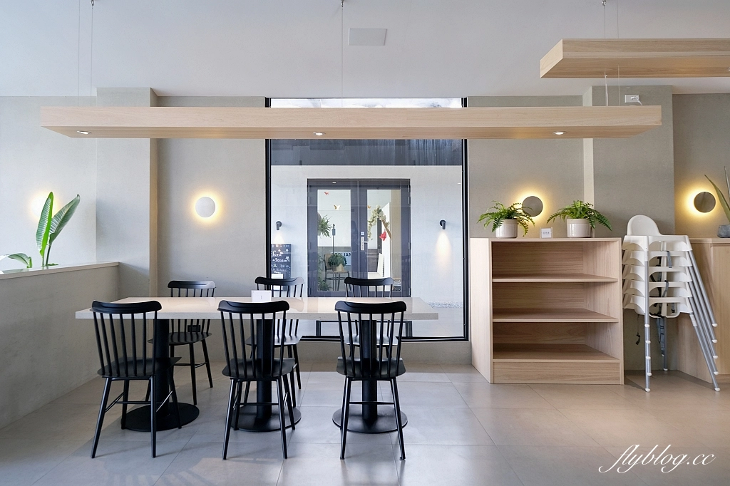 台中西屯｜GEOLIAM 門門，大片草皮的野餐風網美咖啡館，面對整排西屯豪宅歐式建築 @飛天璇的口袋