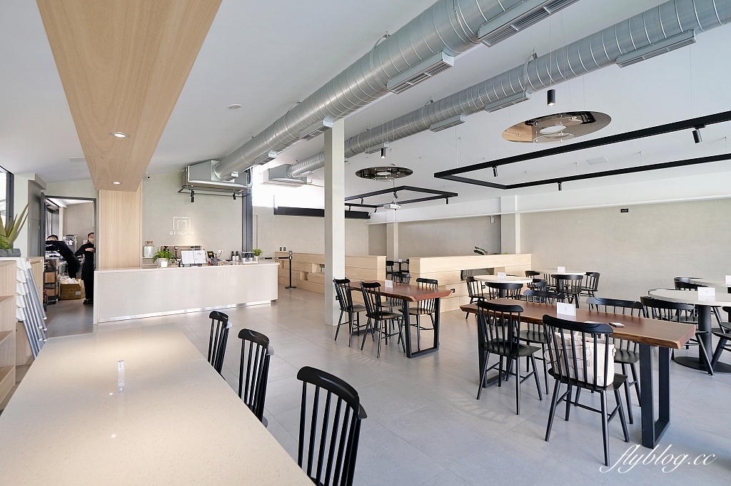 台中西屯｜GEOLIAM 門門，大片草皮的野餐風網美咖啡館，面對整排西屯豪宅歐式建築 @飛天璇的口袋