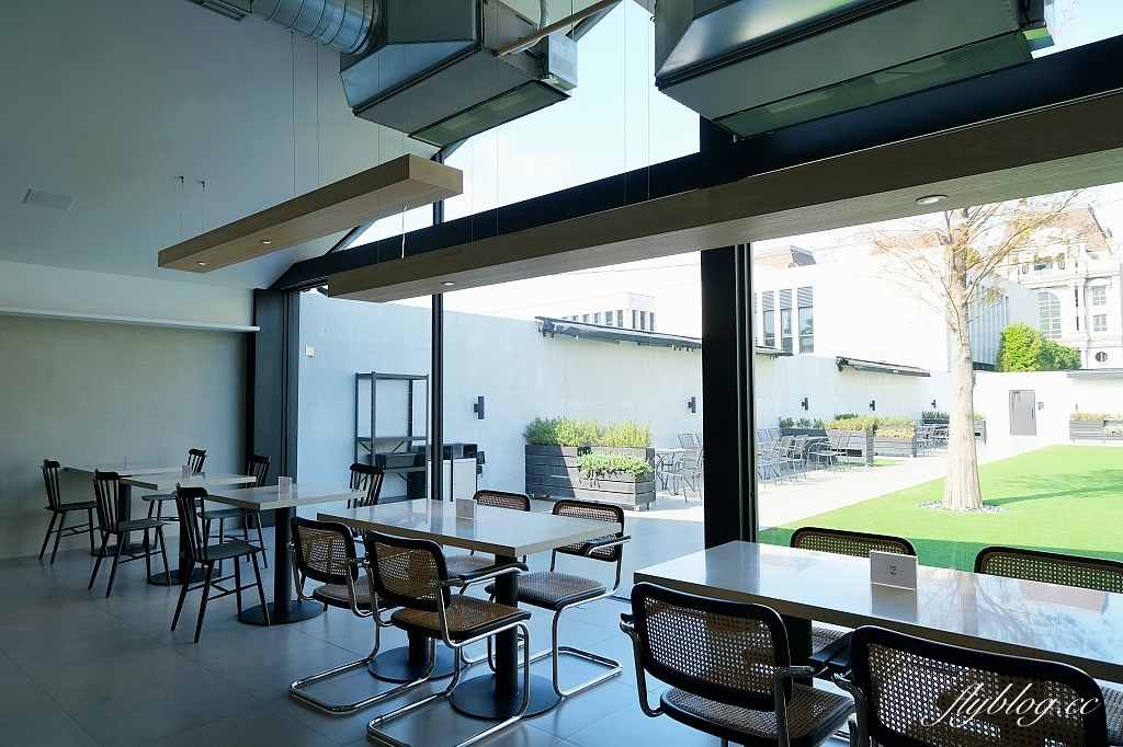 台中西屯｜GEOLIAM 門門，大片草皮的野餐風網美咖啡館，面對整排西屯豪宅歐式建築 @飛天璇的口袋