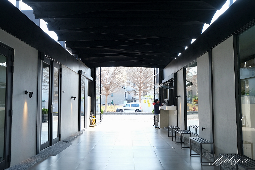 台中西屯｜GEOLIAM 門門，大片草皮的野餐風網美咖啡館，面對整排西屯豪宅歐式建築 @飛天璇的口袋