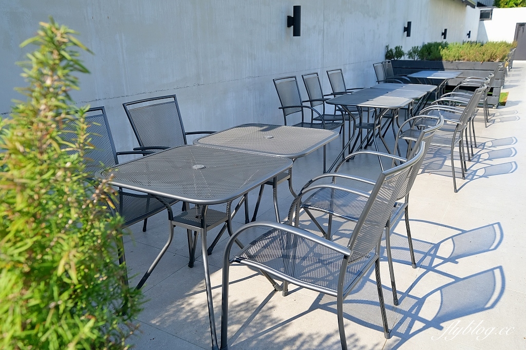 台中西屯｜GEOLIAM 門門，大片草皮的野餐風網美咖啡館，面對整排西屯豪宅歐式建築 @飛天璇的口袋