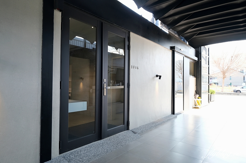 台中西屯｜GEOLIAM 門門，大片草皮的野餐風網美咖啡館，面對整排西屯豪宅歐式建築 @飛天璇的口袋