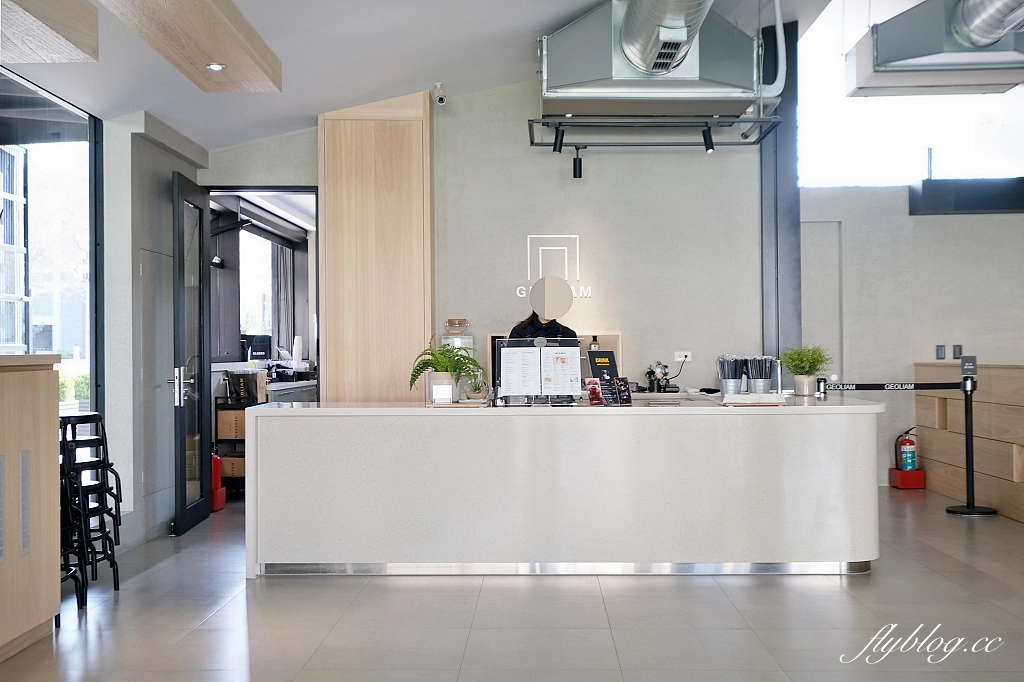 台中西屯｜GEOLIAM 門門，大片草皮的野餐風網美咖啡館，面對整排西屯豪宅歐式建築 @飛天璇的口袋