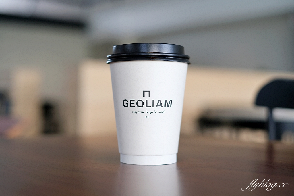 台中西屯｜GEOLIAM 門門，大片草皮的野餐風網美咖啡館，面對整排西屯豪宅歐式建築 @飛天璇的口袋